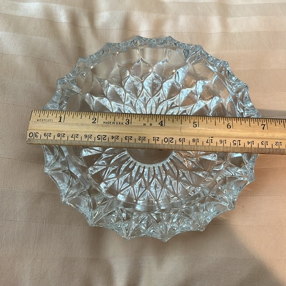 Lead crystal cigarette/cigar ashtray unused no chips or crakes clear color - Picture 2 of 3